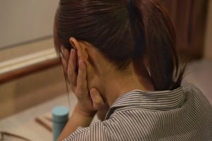 浮気相談を悩む女性