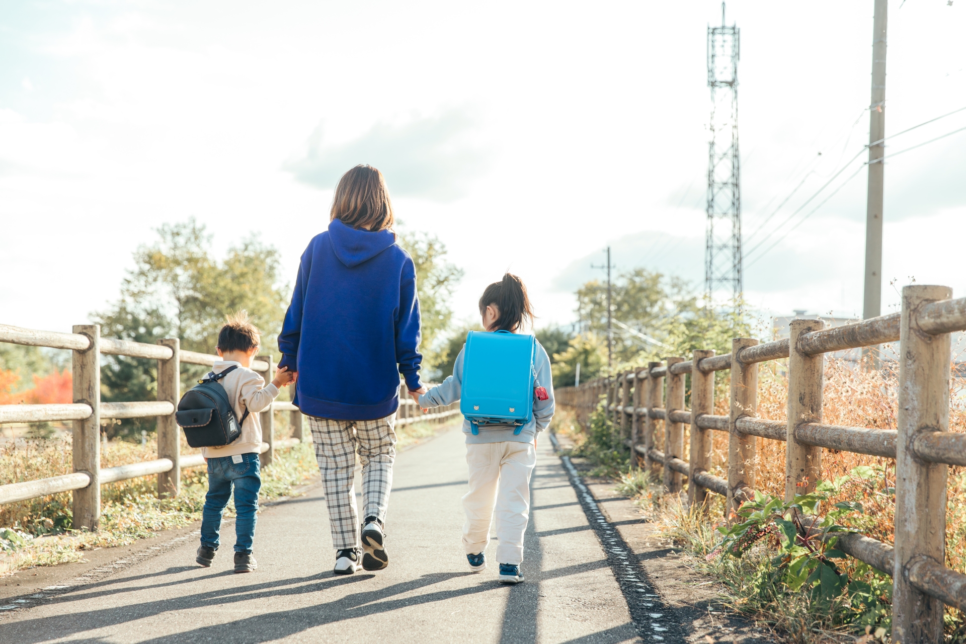親権獲得のため、浮気調査を探偵に依頼することを決意する女性