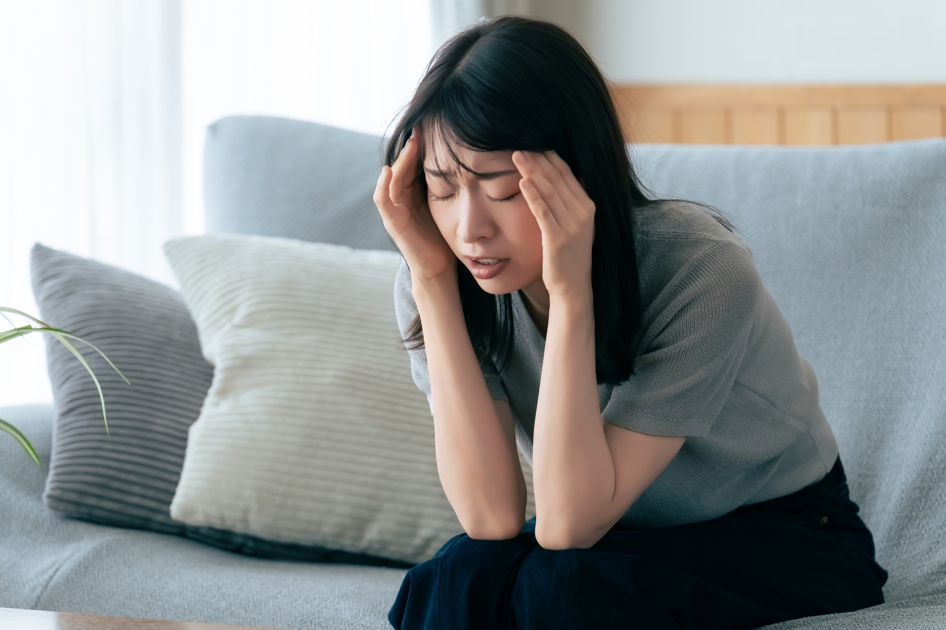 探偵に浮気調査を依頼するタイミングを考える女性