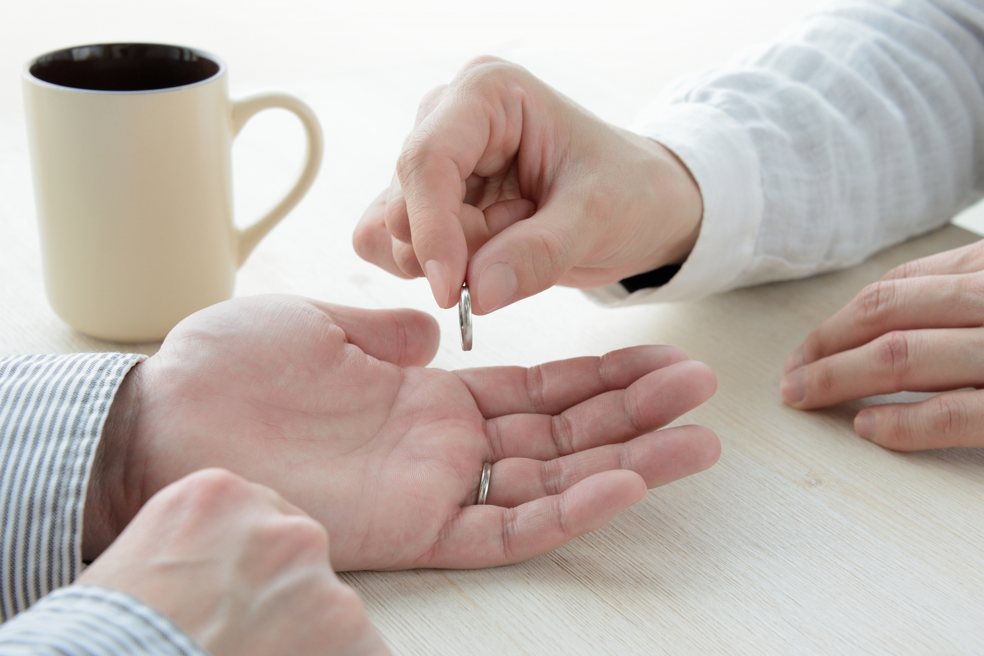 妻の浮気を疑う夫が探偵に相談