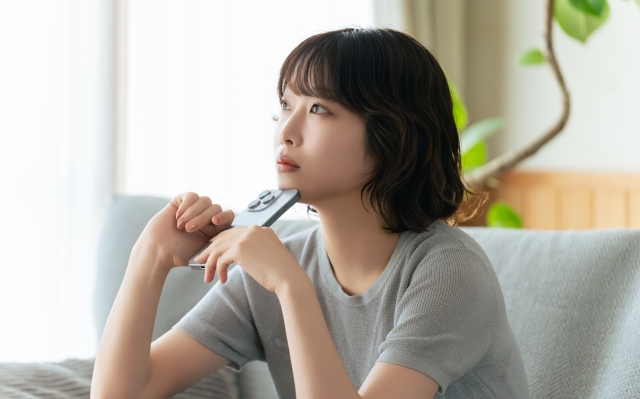 浮気相談で悩む女性