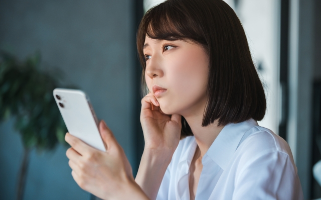 つくば市の探偵事務所に相談をするか迷っている女性