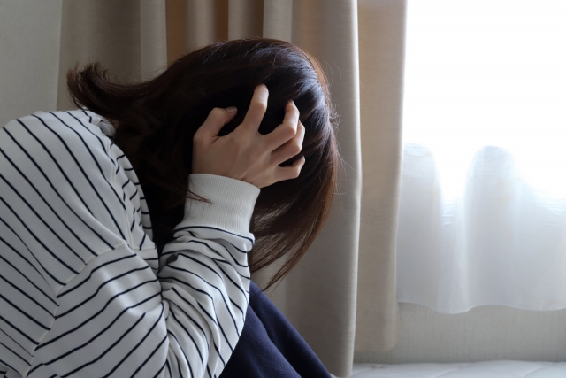 浮気の悩みに不安を抱く女性